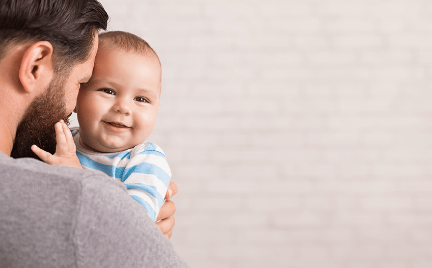 Jestem tatą! Pielęgnacja noworodka – kąpiel i zmiana pieluchy