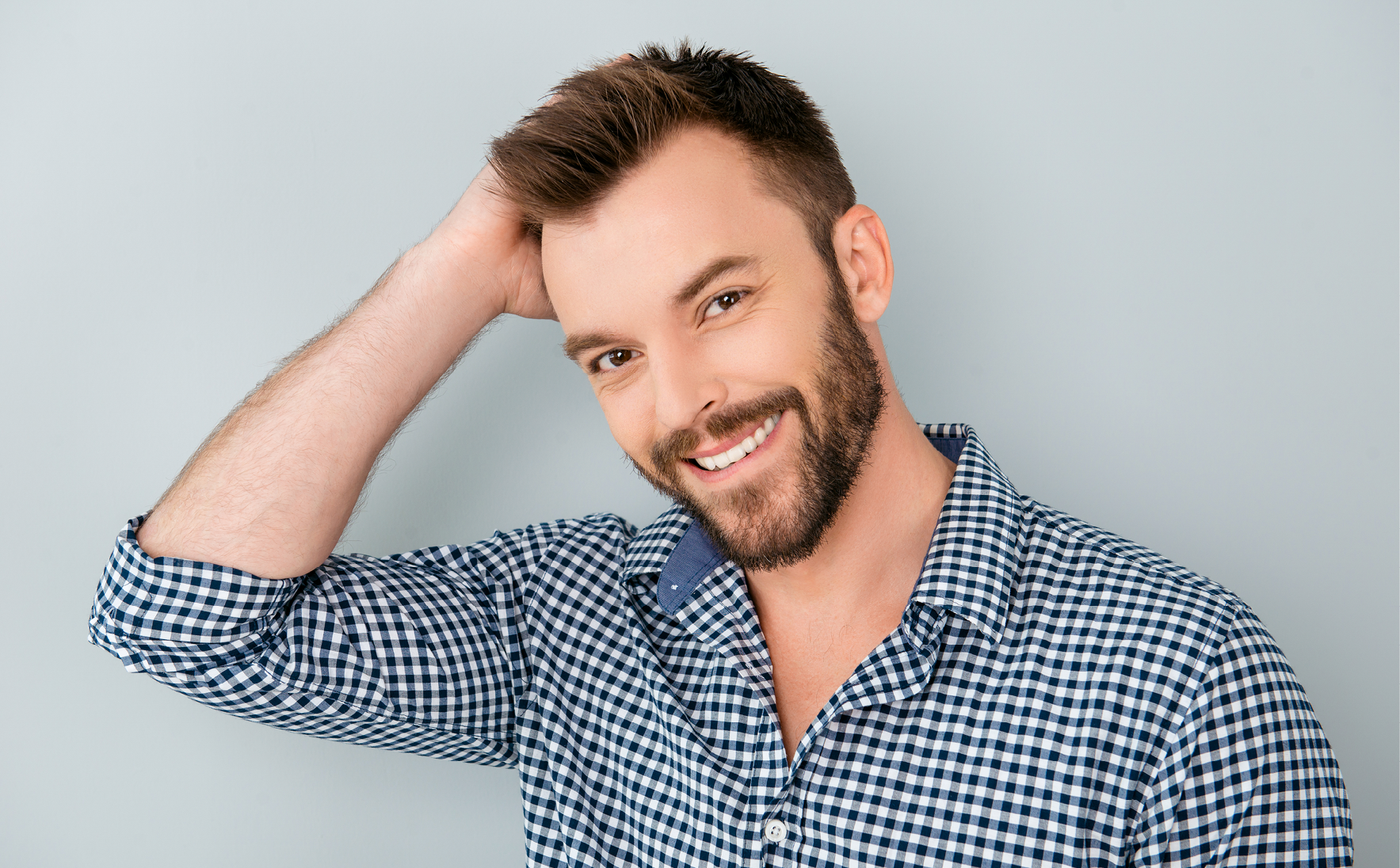 Wypadanie włosów u mężczyzn – przyczyny i zapobieganie łysieniu